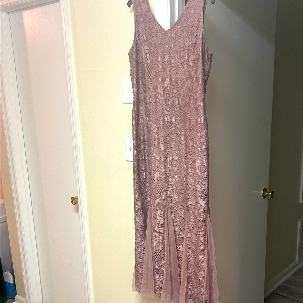 EUC-Elegant Lace Sleeveless party Dress in plush Dusty rose